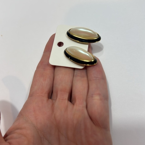 RICHELIEU VINTAGE POST BACK OVAL PEARL EARRINGS - Picture 2 of 4